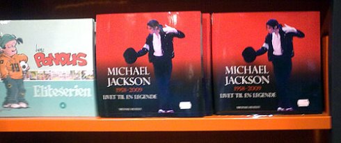"Michael Jackson, 1958-2009 - Livet til en legende" på display hos F. Beyer.