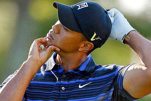 Tiger Woods flekser nakkemuskulaturen